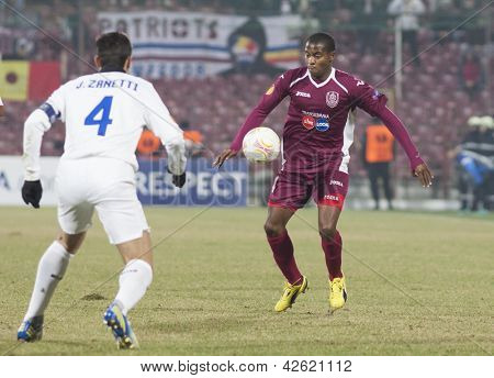 CLUJ-NAPOCA, Rumænien-21 februar: Javier Zanetti og Robert Maah i UEFA Europa League-kamp, fr 