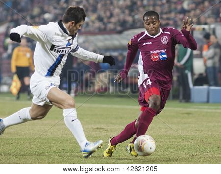 CLUJ-NAPOCA, Rumænien-21 februar: Javier Zanetti og Robert Maah i UEFA Europa League-kamp, fr 