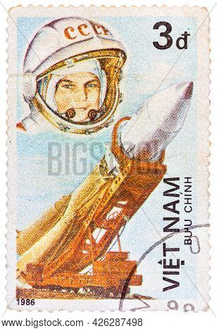 Vietnam - Circa 1986: Postage Stamp Printed In Vietnam Shows First Spaceman Yuri Gagarin, Series, Ci