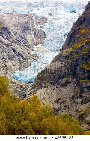 Krajina u Melkevollbreen ledovci Jostedalsbreen národního parku, nedaleko Brigsdal, Norsko