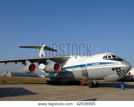 Plane Il-76