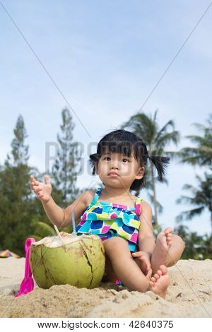 Niña asiática en la playa