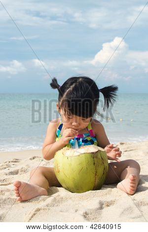 Niña asiática en la playa