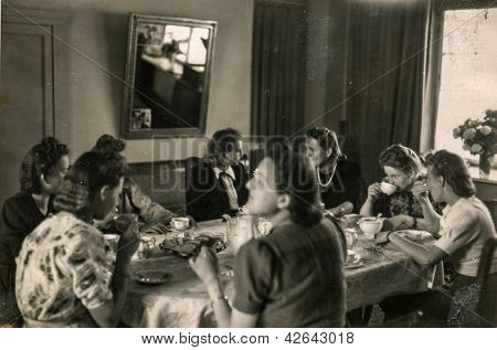 พอซนัน โปแลนด์ - เซอร์กา 1936: กลุ่มของหญิงสาวที่ไม่ดื่มชาในระหว่างงานเลี้ยงน้ำชา