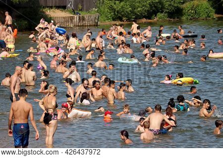 Moscow, Russia - July 2021: Crowd Of People Swimming In Moscow River In Strogino. Hot Weather, Summe