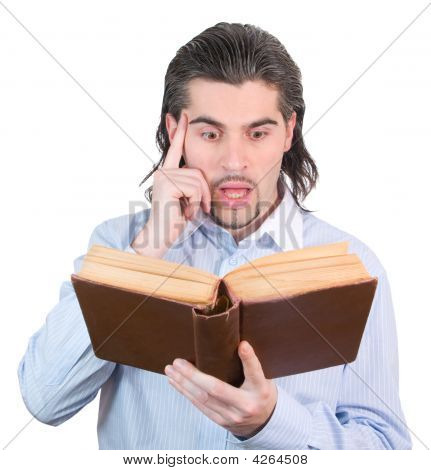 Rapaz bonito olha para o grande livro e pensa branco isolado