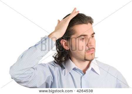 Jovem macho bonito Preens-se isolado branco