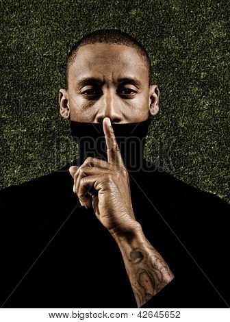 PARIS, França - 8 de fevereiro de 2011: Retrato do cantor americano Raphael Saadiq no ó, Paris, França