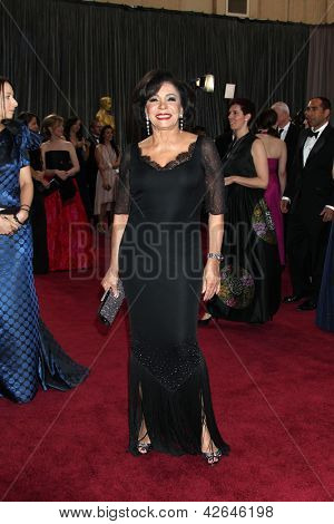 LOS ANGELES - 24 de fevereiro: Shirley Bassey chega a 85 Oscar apresentando o Oscar no th