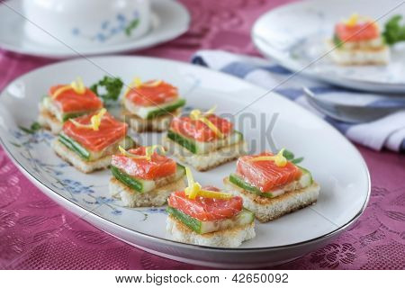 Smörgåsar med röd fisk