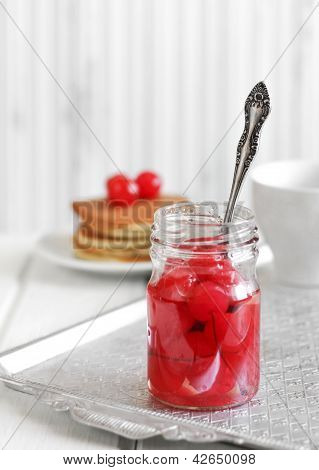 glasburk med röda bär