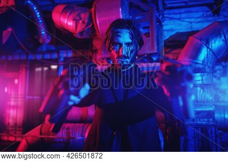Underworld, action movie. A wounded special agent armed with machine guns attacks the criminals. Mafia Wars.