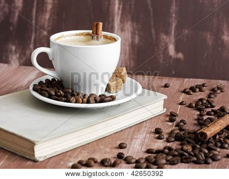kopp kaffe och bok