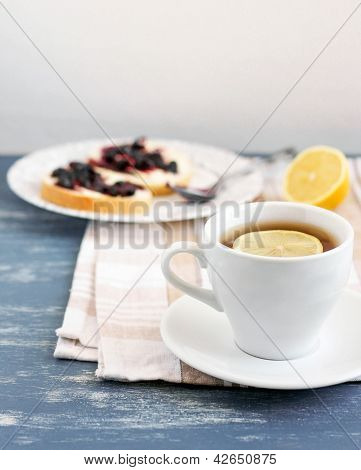 Citronte med sylt mackor