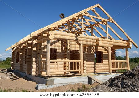 Huis gebouwd uit logboeken