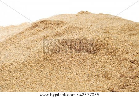 Closeup der ein Haufen Sand auf weißem Hintergrund