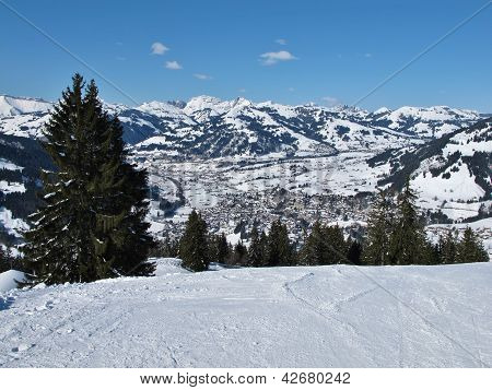 Dorf Gstaad im Winter, Bäume