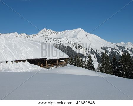 Schneebedeckte Lauenenhorn und Hütte