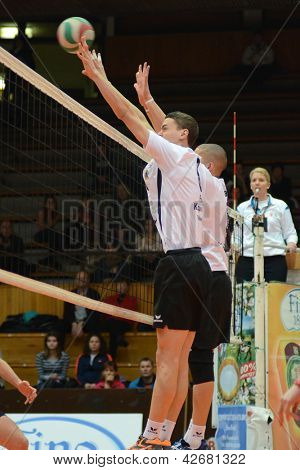 KAPOSVÁR, Unkari - 14 helmikuu: Tunnistamaton pelaajat Unkarin shakkimestaruuden volleyba
