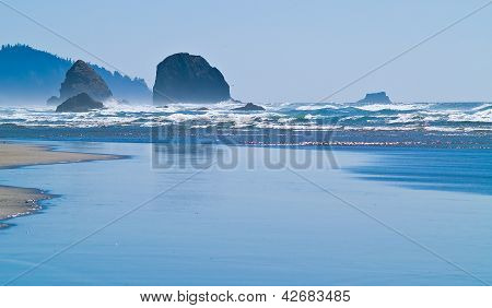 Playa rocosa rugosa de la Arcadia en la costa de Oregon