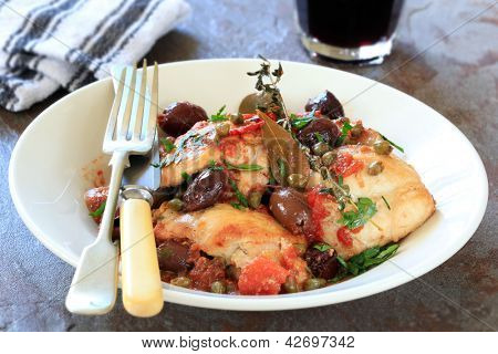 สตูว์ไก่หรือ cacciatore กับไวน์แดง