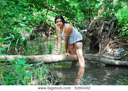 La chica en un bosque