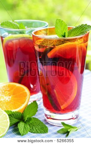 Obst Punch in Gläsern