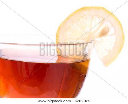 Randen af gennemsigtige Cup med te og citron