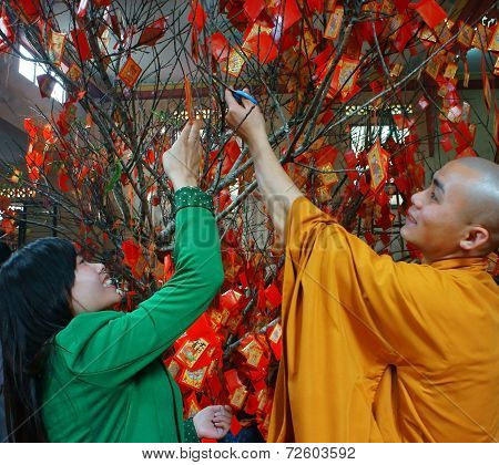 Vietnamese Pick Lucky Present On Tet, Traditional Culture