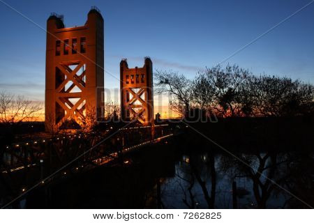 Puente de noche con reflexión