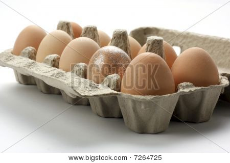 he hen's eggs in pack on of them silver
