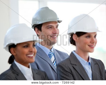 Ein Team von Architekten, die ständigen während einer Konferenz