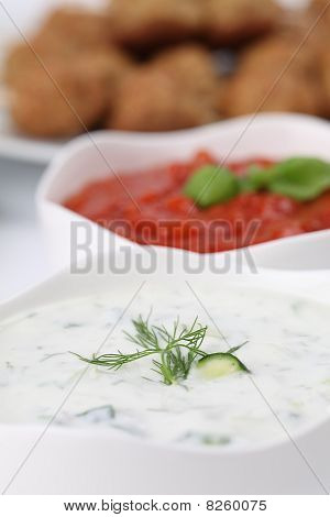 Tzatziki a rajčatovou omáčkou