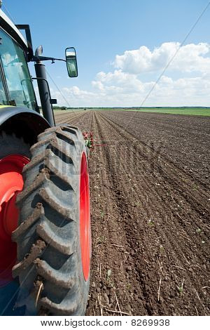 Traktor v polích