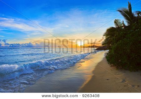 Tropical Beach bei Sonnenuntergang