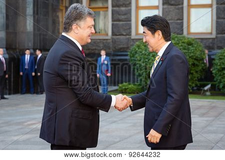 Shinzo Abe And Petro Poroshenko
