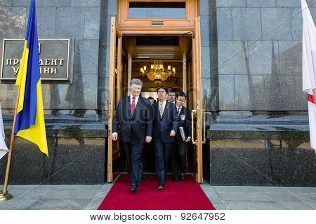 Shinzo Abe And Petro Poroshenko