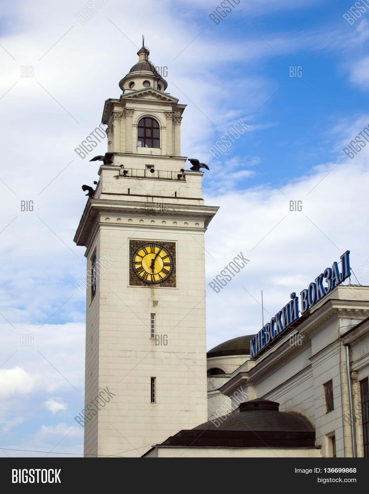 Киевский вокзал часы на башне. Часовая башня киевского вокзала. 1. Часовая башня киевского вокзала. Театр николаевский вокзал.