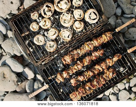 Grilling mushrooms with blue cheese and pork