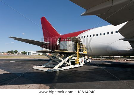 貨物飛行機の読み込み