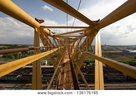 Railway assembly procces with cranes and chains