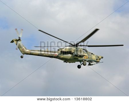 Caçador de mi-28 a noite