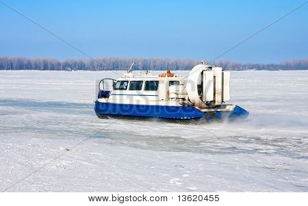 Fiume ghiacciato hovercraft incrocio