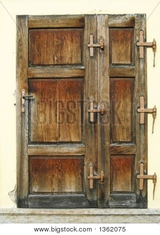 Puerta de entrada de la iglesia vieja