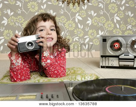 Kameran Retro foto liten flicka i Vintage rum