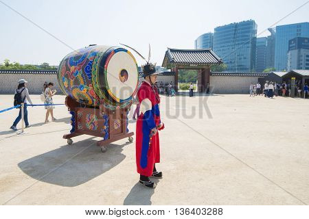 SEOULSouth Korea - MAY 22: Changing of the Royal guard ceremony at the Gwanghwamun main Gate of Gyeongbokgung Palace. MAY 22 2016 in Seoul South Korea