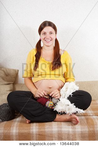 Mulher grávida de 9 meses é tricô