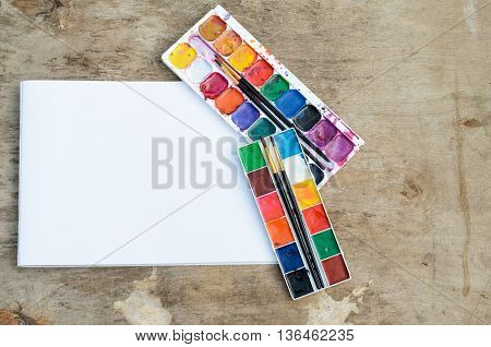 Old and used watercolor paintbox for drawing