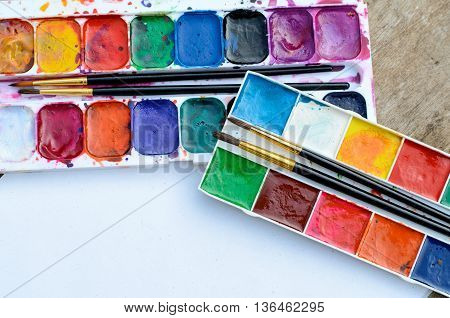 Old and used watercolor paintbox for drawing