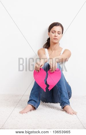 손에 종이 마음으로 바닥에 앉아 젊은 lovelorn 여성?
